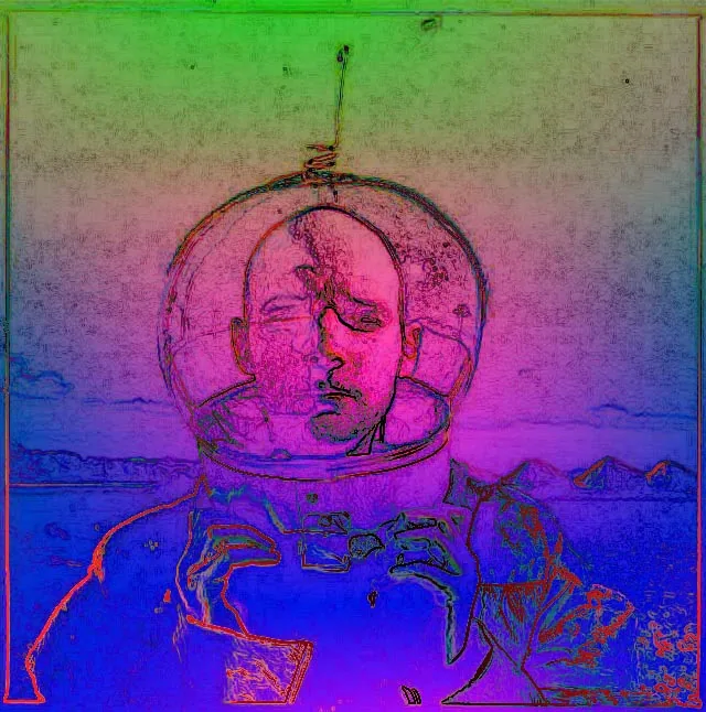 Digital bearbeitetes Bild: ein Mann mit geschlossenen Augen sitzt in einem runden, durchsichtigen Helm, auf dessen Scheitel eine dünne, spiralig gewickelte Antenne steht; darunter Schultern und angewinkelte Arme, im Hintergrund eine flache Landschaft mit Hügeln am Horizont. Die Flächen verlaufen von Grün über Magenta zu Blau, alle Konturen leuchten orange.