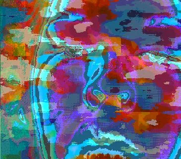 Stark verpixelte Nahaufnahme eines Gesichts in Türkis, Magenta, Rot und Blau; Augen, Nase und ein Stück des Mundes sind noch zu erkennen, der übrige Kopf zerfällt in kantige Farbflecken.
