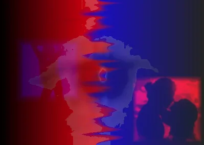 Unscharfes, digital verwischtes Bild: die linke Hälfte ist rot, die rechte blau und dunkel, in der Mitte eine senkrechte, ausgefranste Naht, in der ein verschmiertes Gesicht mit einem erkennbaren Auge steht. Rechts stehen zwei dunkle Köpfe im Gegenlicht vor einer rot leuchtenden Fläche.
