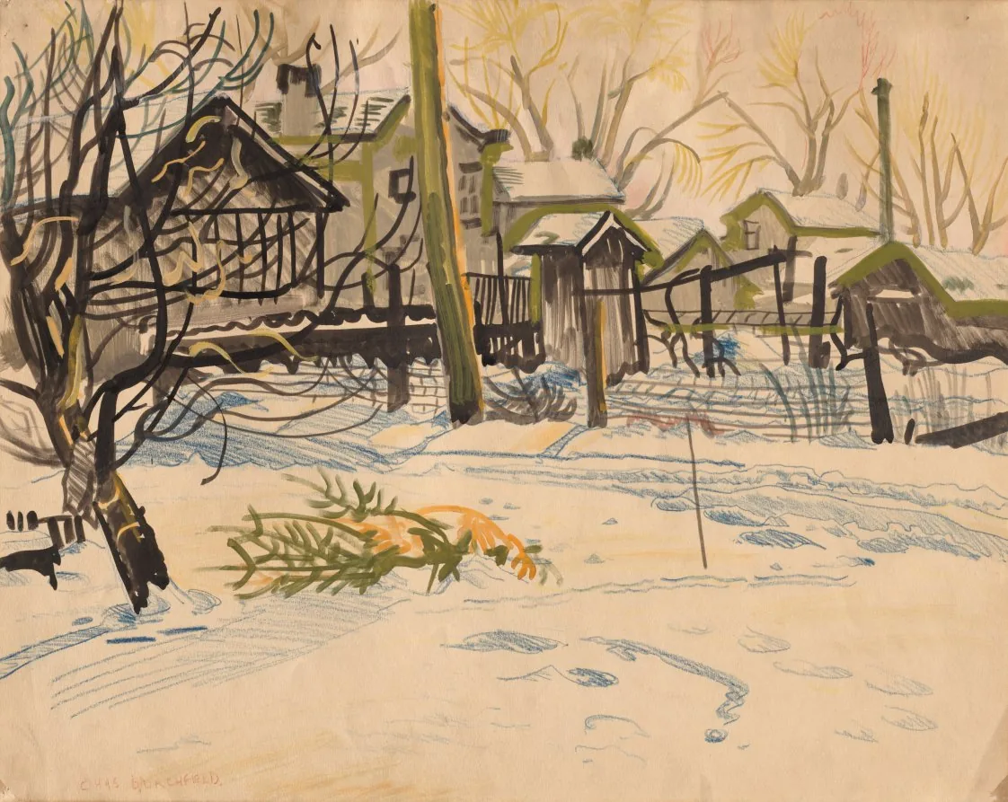 Aquarell: verschneite Hinterhöfe mit Schuppen, Bretterzäunen, Schornsteinen und kahlen Bäumen. Im Vordergrund liegt ein abgelegter Nadelbaum mit orangefarbenen Fäden im Schnee, dahinter ziehen blaue Stiftlinien die Schneewehen nach.