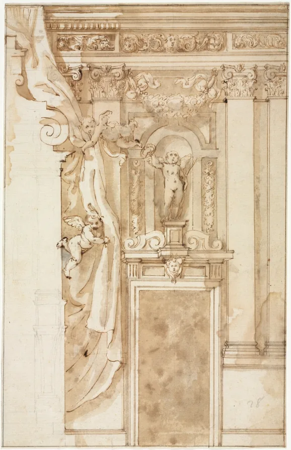 Architekturzeichnung in brauner Tusche und Lavierung: der Aufriss einer Wand mit Gesims, Pilastern und Kapitellen, in der Mitte eine Nische mit einer kleinen nackten Figur, links ein weit herabhängendes gerafftes Tuch mit zwei geflügelten Kindern daran, darunter eine leer gelassene rechteckige Fläche.