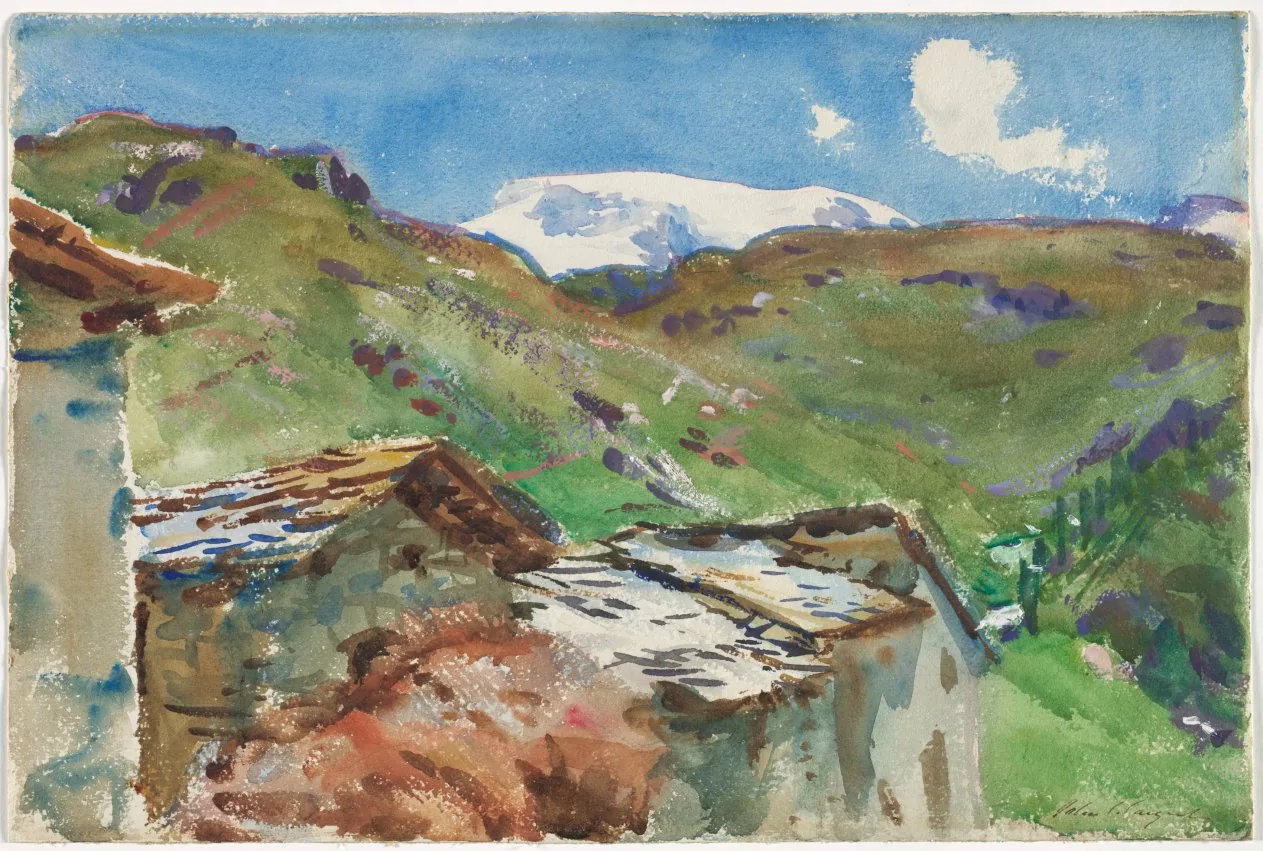 Aquarell: grüne Bergwiesen mit violetten und braunen Flecken, im Vordergrund die flachen Dächer zweier Hütten, dahinter zwischen den Hängen ein weißer Schneegipfel unter blauem Himmel mit einer Wolke.