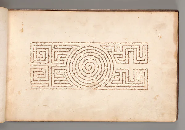 Aufgeschlagenes Buch: ein rechteckiges Labyrinth mit einer Spirale in der Mitte, dessen sämtliche Linien aus winziger Handschrift bestehen; darum herum weitere Zeilen.