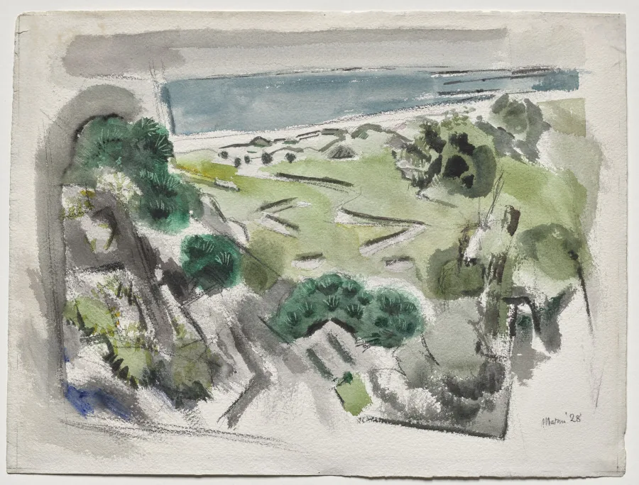 Aquarell in lockeren Strichen: von oben gesehene grüne Hänge mit dunklen Baumgruppen, dahinter ein blaugrauer Wasserstreifen und ein grauer Himmel.