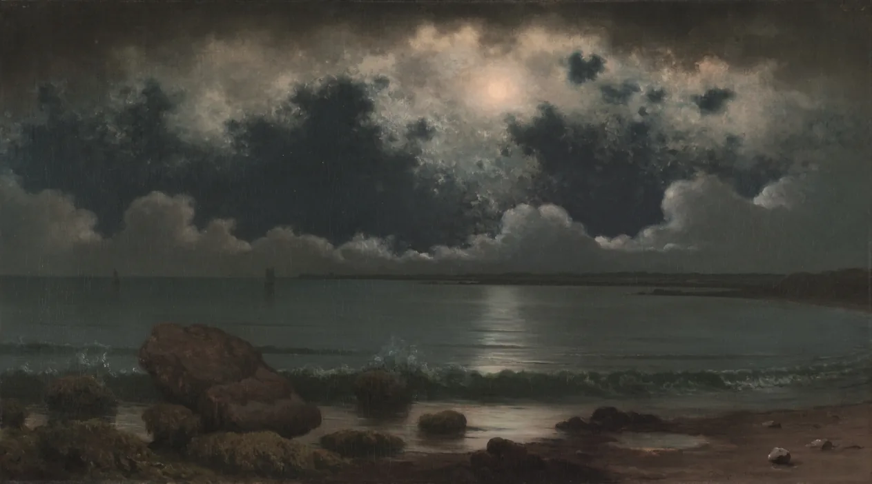 Dunkles Ölbild einer flachen Bucht: über dem Wasser steht eine breite Wolkenbank, hinter der der Mond durchscheint und einen hellen Streifen auf die See legt; vorn liegen niedrige Felsen und Tangbüschel im nassen Sand, am Horizont links zwei winzige Segel.
