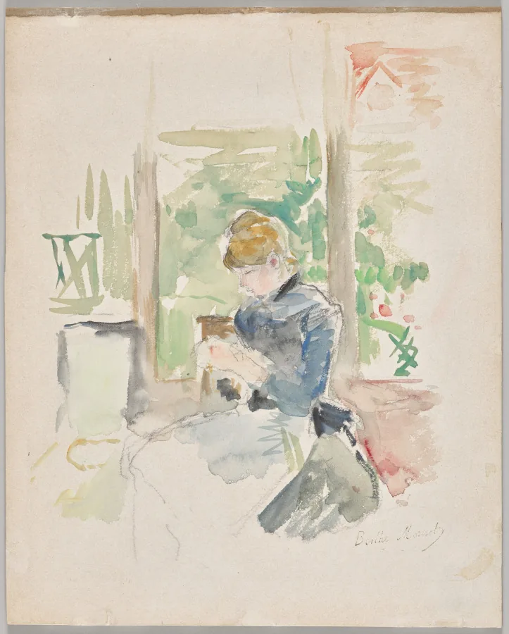 Aquarell in blassen Farben: eine Frau in blauer Bluse sitzt seitlich vor einem hellen Fenster und näht mit gesenktem Kopf; draußen grüne und rote Farbflecken.