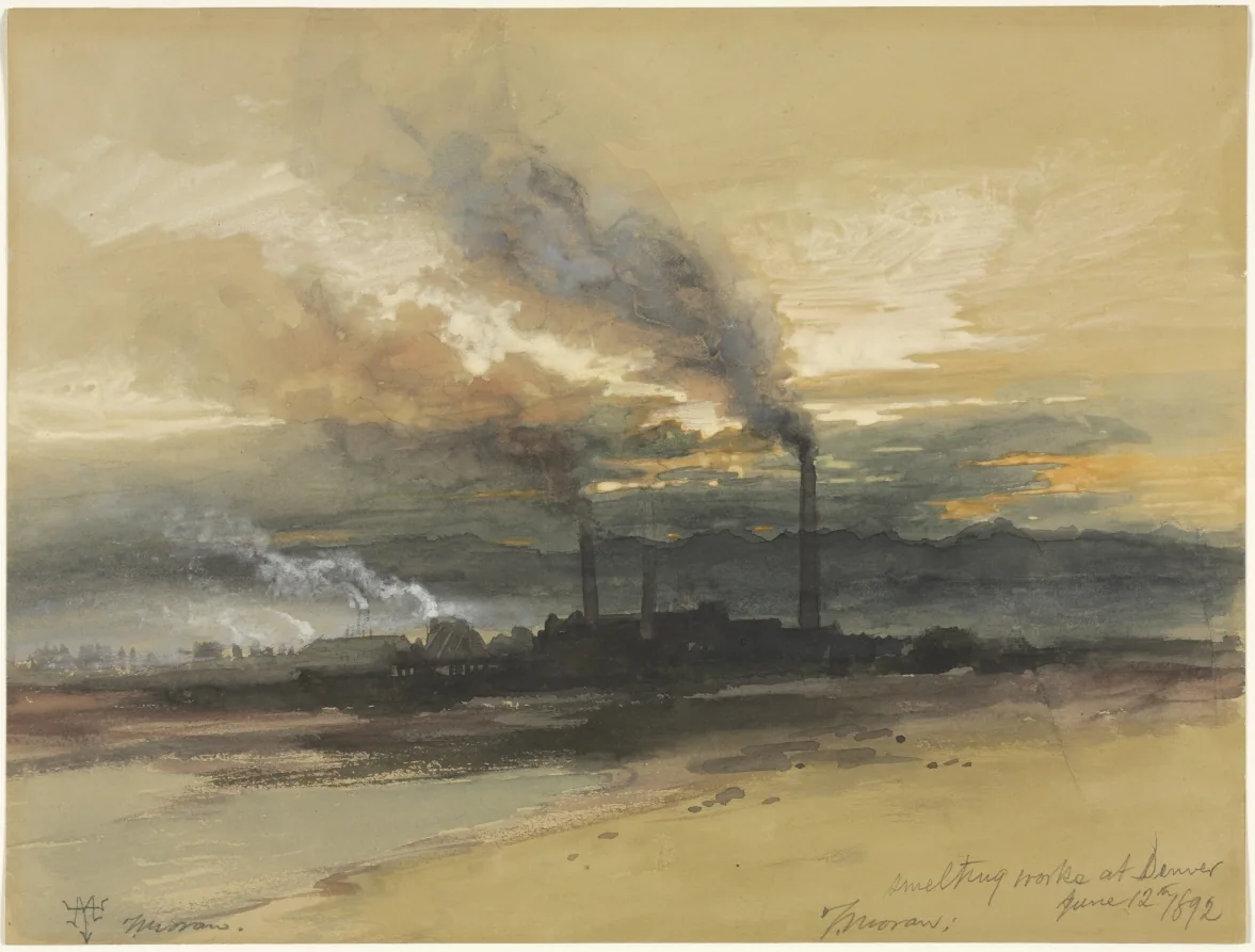 Aquarell: eine niedrige Fabrikanlage als dunkle Silhouette vor einem flachen Horizont. Zwei hohe Schlote stoßen dunklen Rauch aus, ein kleinerer weißen Dampf. Der Himmel ist ockerfarben und grau gestreift, im Vordergrund liegt eine helle Wasserfläche.
