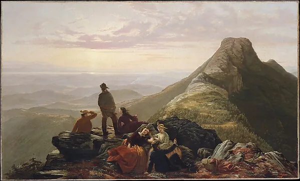 Gemälde: eine Gruppe rastet auf kahlem Fels am Berggipfel, einige sitzen und liegen im Gras, ein Mann steht am Rand und blickt über hintereinandergestaffelte Bergketten in eine tiefstehende Sonne.