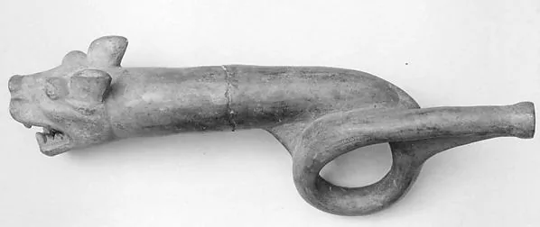 Graues Blasinstrument aus Ton in Form eines Tierkopfs mit aufgerissenem Maul; der Hals biegt sich zu einer geschlossenen Schleife und endet in einer weiten Öffnung.