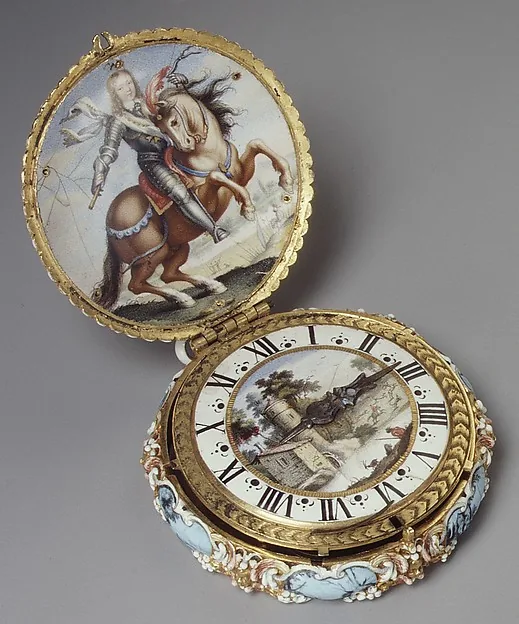 Aufgeklappte Taschenuhr: im Innendeckel ein gemalter Reiter auf einem sich aufbäumenden Pferd, daneben das Zifferblatt mit römischen Ziffern und einer gemalten Landschaft in der Mitte, das Gehäuse hellblau emailliert mit Goldrand.